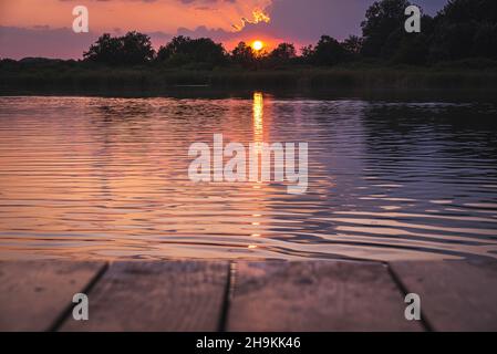 Belle vue sur le lac étincelant sous le coucher du soleil Banque D'Images