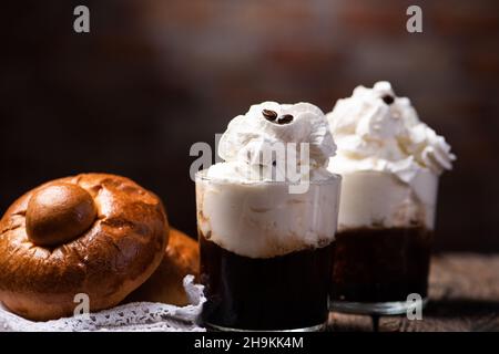 Saveur traditionnelle de café de Granita sicilienne avec brioche en gros plan Banque D'Images