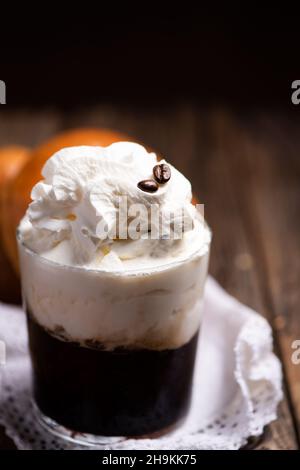 Saveur traditionnelle de café de Granita sicilienne avec brioche en gros plan Banque D'Images