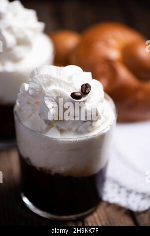 Saveur traditionnelle de café de Granita sicilienne avec brioche en gros plan Banque D'Images