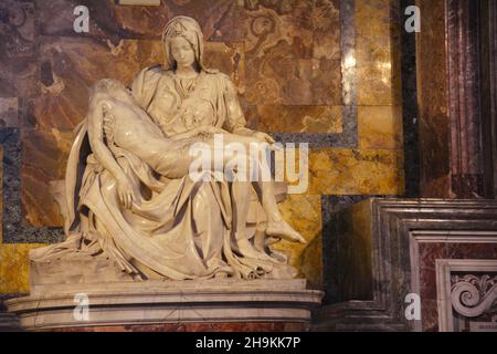 Sculpture de la Pieta de Michel-Ange au Vatican, à Rome, en Italie. Banque D'Images