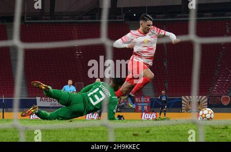 Leipzig, Allemagne.07ème décembre 2021.Football, Champions League, RB Leipzig - Manchester City, Group Stage, Group A, Matchday 6 au Red Bull Arena.Dominik Szoboszlai (r) de Leipzig a obtenu un score contre le gardien de but Zack Steffen de Manchester City pour le faire 1-0.Credit: Robert Michael/dpa-Zentralbild/dpa/Alay Live News Banque D'Images