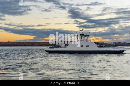 Shelter Island ferry, Southern Cross sous le soleil de la fin de la journée, Shelter Island, NY Banque D'Images