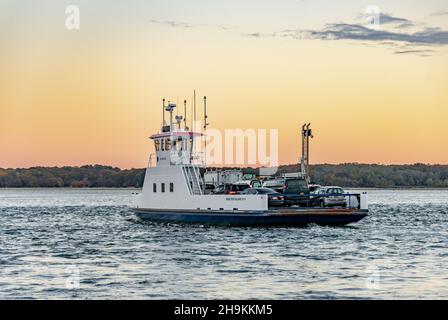 Shelter Island ferry, Southern Cross sous le soleil de la fin de la journée, Shelter Island, NY Banque D'Images