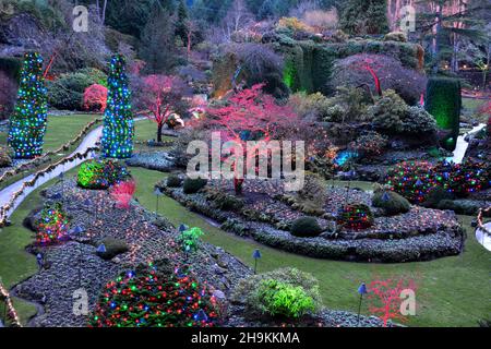 Les jardins en contrebas des jardins Butchart à l'heure de Noël à Victoria, C.-B., Canada Banque D'Images