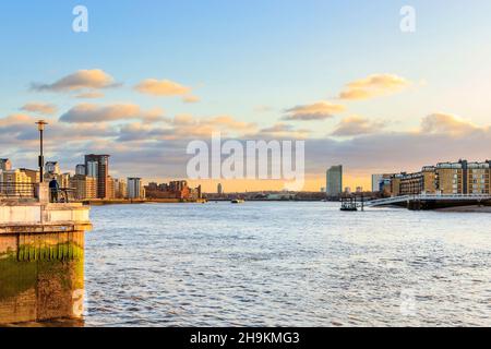 Vue en aval de la Tamise Path à Limehouse, Londres, Royaume-Uni Banque D'Images