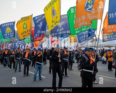 SÉOUL, CORÉE - 16 NOVEMBRE 2019 : les hommes portent des bannières pour protester contre les politiques du président sud-coréen Moon Jae-in. Banque D'Images