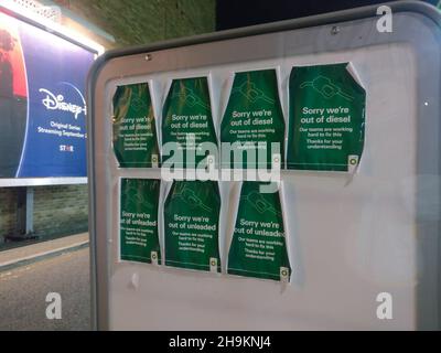 Londres, Royaume-Uni - 25 septembre 2021 : panneaux indiquant qu'il n'y a plus de carburant diesel à la station-service britannique locale de Lewisham pendant les pénuries de gaz à l'automne 2021 Banque D'Images