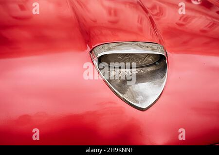 LA HAVANE, CUBA - 23 décembre 2019 : un détail chrome vintage sur une vieille voiture américaine est compensé par une peinture rouge impeccable à la Havane, Cuba. Banque D'Images