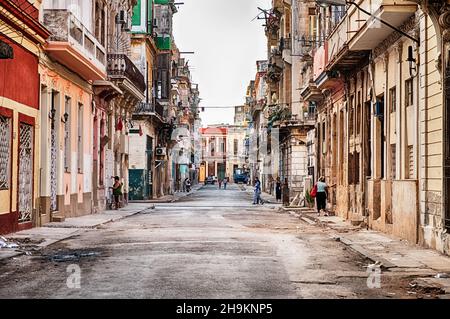 LA HAVANE, CUBA - 31 DÉCEMBRE 2019: Une rue presque vide a juste une poignée de personnes sur les trottoirs de la veille de Noël dans le quartier résidentiel de Vedado Banque D'Images