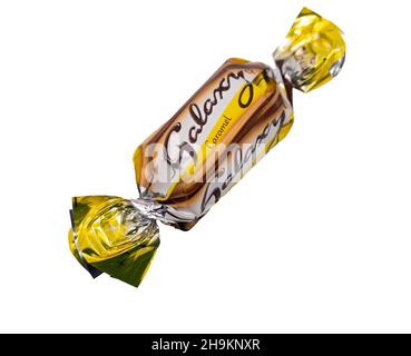 Norwich, Norfolk, Royaume-Uni – décembre 2021.Gros plan et sélectif sur une barre de chocolat au caramel galaxie de la taille d'une baignoire de Mars Celebrations.Couper et Banque D'Images