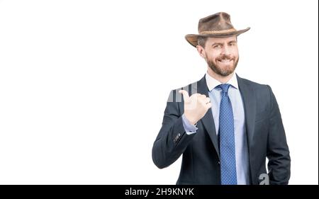 Homme d'affaires heureux dans chapeau de cowboy et costume sourire pointant le doigt de publicité geste, de la publicité Banque D'Images