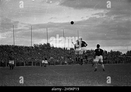 Varsovie, 1948-08-29.Mecz ligowy Polonia Warszawa - Wis³a Kraków rozegroy na stadionie Wojskowego Klubu Sportwego Legia.Spotkanie zakoñczy³o siê wynikiem 0:5 (0:0), bramki: Józef Mamoñ (1), Józef Kohut (3) i Mieczys³aw Gracz (karny). ka PAPVarsovie, le 29 août 1948.Le 0:5 (0:0) Polonia Warszawa - Wisla Krakow match joué au stade du club militaire Legia.Buts : Jozef Mamon (1), Jozef Kohut (3) et Mieczyslaw Gracz (coup de pied de pénalité). ka PAP Banque D'Images