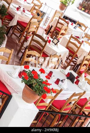 Tables et chaises vides par COVID-19, dans un restaurant à Mijas pueblo. Banque D'Images