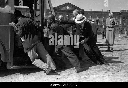 Varsovie, 1948-08-30.Œwiatowy Kongres Intelektualistów W Obronie Pokoju (25-28 VIII).Zwiedzanie stolicy.NZ. Uczestnicy Kongresu pchaj¹ zepsuty autobus.W tle ruiny Wojskowego Wiêzienia Œledczego. ka PAPVarsovie, le 30 août 1948.Congrès mondial des intellectuels pour la défense de la paix (25-28 août).Excursions autour de Varsovie.Photo : les participants au Congrès poussent un bus endommagé.Dans les ruines de fond de la prison militaire d'enquête. ka PAP Banque D'Images