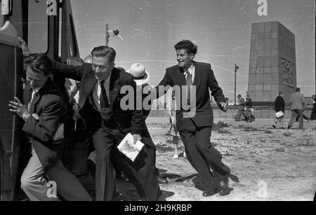 Varsovie, 1948-08-30.Œwiatowy Kongres Intelektualistów W Obronie Pokoju (25-28 VIII).Zwiedzanie stolicy.NZ. Uczestnicy Kongresu pchaj¹ zepsuty autobus.W tle Pomnik Bohaterów Getta. ka PAPVarsovie, le 30 août 1948.Congrès mondial des intellectuels pour la défense de la paix (25-28 août).Excursions autour de Varsovie.Photo : les participants au Congrès poussent un bus endommagé.En arrière-plan Monument aux héros du ghetto. ka PAP Banque D'Images