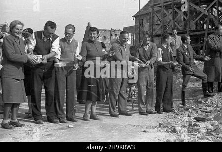 Varsovie, 1948-09.Rynek Nowego Miasta.Prace przy usuwaniu gruzu przed koœcio³em pw.œw.Kazimierza art. Sakramentek.W tle widoczny piêtnastowieczny koœció³ pw.Nawiedzenia Marii Panny. msa PAP Dok³adny dzieñ wydarzenia nieustalony.Varsovie, le 1948 septembre.Place de la nouvelle ville.Enlèvement de gravats devant l'église Saint Casimir, appartenant aux Sœurs du Saint Sacrement.En arrière-plan l'église du XVe siècle de la Visitation de la Sainte Vierge Marie. msa PAP Banque D'Images