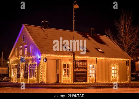 Hafnarfjordur, Islande - 4 décembre 2021 : ancien cottage historique du restaurant et bar A. Hansen, illuminé de lumières de Noël.Nuit d'hiver. Banque D'Images