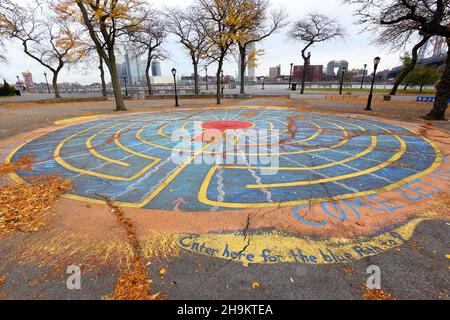 [Historique] East River Reflections Labyrinth, East River Park, New York. Un labyrinthe classique de 7 circuits peint sur le sol. 14 novembre 2021. Banque D'Images