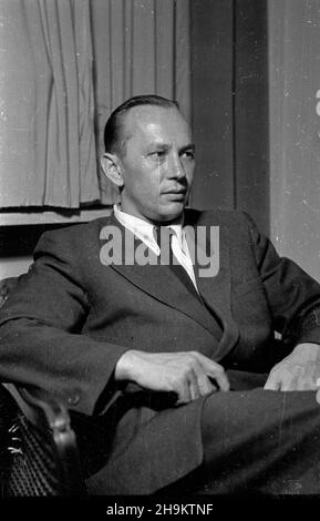 Varsovie, 1948-09.Dyrektor naczelny Przedsiêbiorstwa Pañstwowego film Polski (PPFP) Stanis³aw Albrecht W swoim gabinecie. wb PAP Dok³adny dzieñ wydarzenia nieustalony.Varsovie, le 1948 septembre.Film Polski State Enterprise réalisateur Stanislaw Albrecht dans son étude. wb PAP Banque D'Images