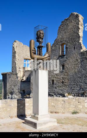 Pierre Cardin et Alexander Burganov, deux artistes exceptionnels, ont trouvé un terrain d'entente pour un dialogue au château de Lacoste. Banque D'Images