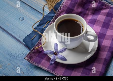 Café.Une tasse de café blanc sur une table en bois bleu. Banque D'Images