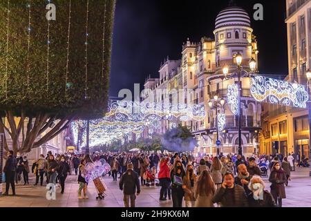 Séville, Espagne - décembre 03,2021 : des personnes non identifiées se promènaient autour de la cathédrale Saint-Marie du Siège de Séville à l'heure de noël.Les personnes portant des vêtements de pro Banque D'Images