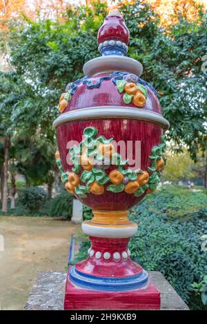 Une des décorations en forme de vase dans le parc María Luisa à Séville, Andalousie, Espagne Banque D'Images