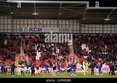 Les joueurs de Rotherham United et Gillingham applaudissent les fans lorsqu'ils se promondront pour le match de la Sky Bet League One au stade AESSEAL New York, Rotherham.Date de la photo: Mardi 7 décembre 2021. Banque D'Images