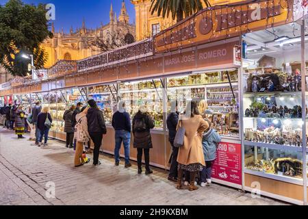 Séville, Espagne - 03 décembre 2021 : marché de Noël autour de la cathédrale de Séville à l'heure de noël.Les gens font leurs achats de Noël à Noël ma Banque D'Images