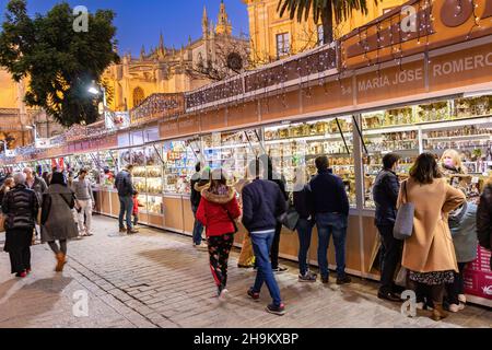 Séville, Espagne - 03 décembre 2021 : marché de Noël autour de la cathédrale de Séville à l'heure de noël.Les gens font leurs achats de Noël à Noël ma Banque D'Images