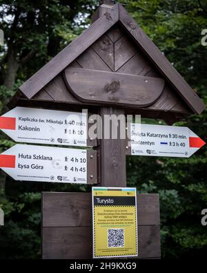 Lysica, Pologne - 28 juillet 2021: Panneaux de signalisation touristique sur le sommet de la montagne de Lysica, le plus haut sommet des montagnes de Swietokrzyskie. Banque D'Images