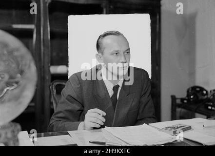 Varsovie, 1948-09.Dyrektor naczelny Przedsiêbiorstwa Pañstwowego film Polski (PPFP) Stanis³aw Albrecht W swoim gabinecie. wb PAP Dok³adny dzieñ wydarzenia nieustalony.Varsovie, le 1948 septembre.Film Polski State Enterprise réalisateur Stanislaw Albrecht dans son étude. wb PAP Banque D'Images