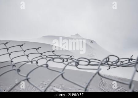 Bateaux couverts en emballage protecteur pour l'hiver à venir à la Marina Port de plaisance sur la Rive-Sud de Montréal Banque D'Images
