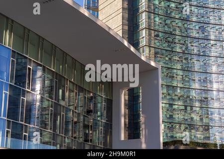 Milan, Lombardie, Italie - décembre 07 2021: Bâtiments dans le quartier commercial et financier Porta Nuova, place Gae Aucenti Banque D'Images