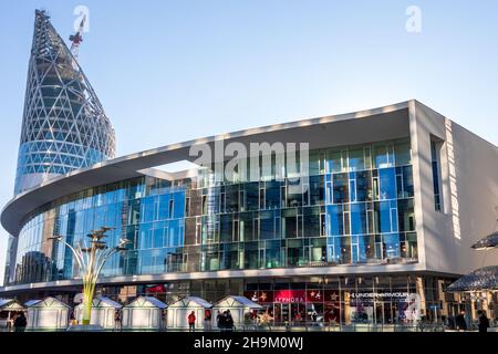 Milan, Lombardie, Italie - décembre 07 2021: Bâtiments dans le quartier commercial et financier Porta Nuova, place Gae Aucenti Banque D'Images