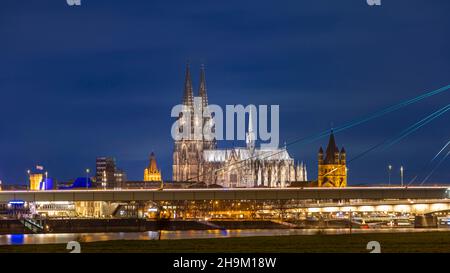 Célèbre cathédrale de Cologne illuminée par le ciel sombre d'hiver Banque D'Images