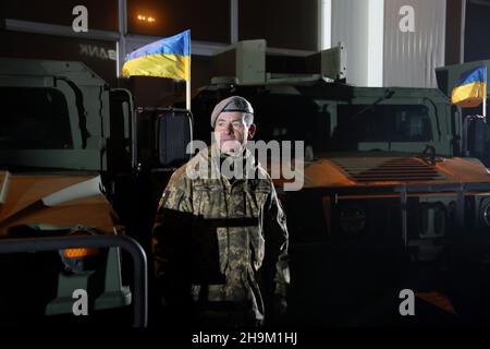 Non exclusif: ODESA, UKRAINE - 06 DÉCEMBRE 2021 - Un militaire est vu à côté de l'équipement militaire pendant la célébration de la Journée des armées Banque D'Images
