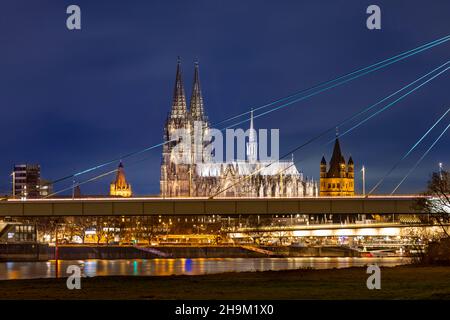 Célèbre cathédrale de Cologne illuminée par le ciel sombre d'hiver Banque D'Images