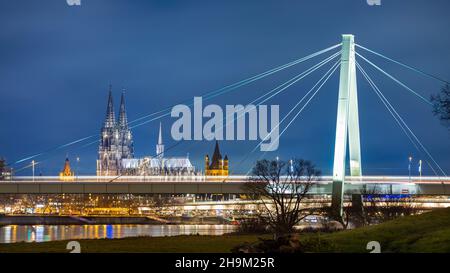 Célèbre cathédrale de Cologne illuminée par le ciel sombre d'hiver Banque D'Images