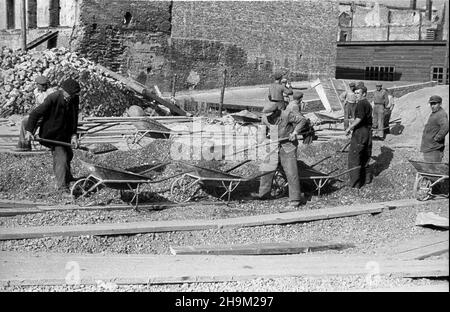 Varsovie, 1948-09.Budowa Trasy W-Z (Trasa Wschód-Zachód).NZ. Budowa tunelu przy placu Zamkowym. msa PAP Dok³adny dzieñ wydarzenia nieustalony.Varsovie, le 1948 septembre.La construction de la W-Z (route est-ouest).Photo : construction d'un tunnel sur la place Zamkowy. msa PAP Banque D'Images