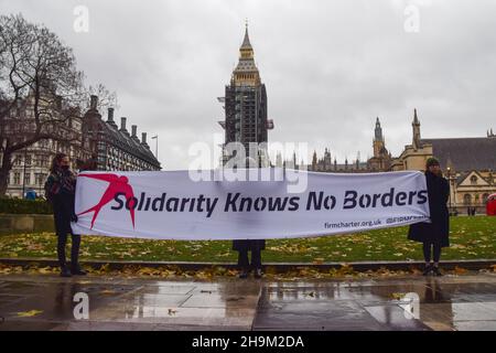 Londres, Royaume-Uni.07ème décembre 2021.Les manifestants tiennent une bannière en lecture, « la solidarité ne connaît pas de frontières » pendant la manifestation.des manifestants se sont rassemblés sur la place du Parlement avec la marionnette Little Amal, représentant un enfant réfugié syrien, en faveur des réfugiés et en protestation contre le projet de loi sur la nationalité et les frontières, qui a été débattu par le gouvernement.(Photo de Vuk Valcic/SOPA Images/Sipa USA) crédit: SIPA USA/Alay Live News Banque D'Images