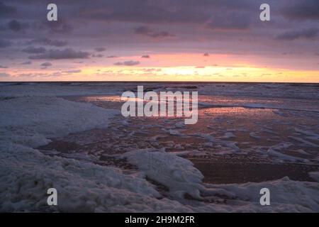 Beau coucher de soleil coloré sur la côte belge. Golden Hour. Banque D'Images