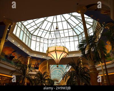 Le Trafford Centre de style grec à Salford, dans le Grand Manchester. Ce merveilleux et élégant centre commercial a été construit sur un site industriel abandonné. Banque D'Images