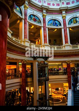 Le Trafford Centre de style grec à Salford, dans le Grand Manchester. Ce merveilleux et élégant centre commercial a été construit sur un site industriel abandonné. Banque D'Images