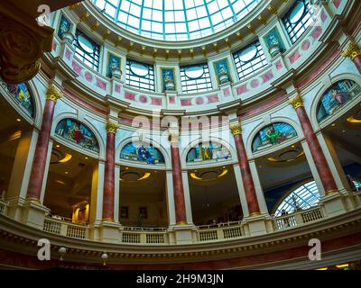 Le Trafford Centre de style grec à Salford, dans le Grand Manchester. Ce merveilleux et élégant centre commercial a été construit sur un site industriel abandonné. Banque D'Images