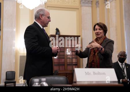 Washington, États-Unis.07ème décembre 2021.L'inspecteur général de la police du Capitole DES ÉTATS-UNIS Michael Bolton et le sénateur Amy Klobuchar(D-MN) se parlent lors d'une audition sur l'attaque de surveillance du 06 janvier contre le Capitole, à Russell Senate/Capitol Hill à Washington DC, États-Unis.Crédit : SOPA Images Limited/Alamy Live News Banque D'Images