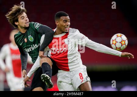 AMSTERDAM, PAYS-BAS - DÉCEMBRE 7 : Daniel Braganca de Sporting CP Battles for the ball avec Ryan Gravenberch d'Ajax lors du match de la Ligue des champions de l'UEFA entre Ajax et Sporting Clube de Portugal à l'arène Johan Cruijff le 7 décembre 2021 à Amsterdam, pays-Bas (photo de Peter Lous/Orange Pictures) Banque D'Images