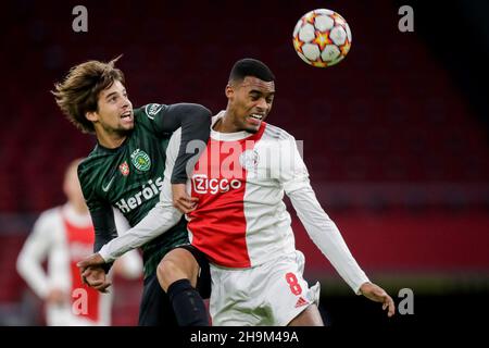 AMSTERDAM, PAYS-BAS - DÉCEMBRE 7 : Daniel Braganca de Sporting CP Battles for the ball avec Ryan Gravenberch d'Ajax lors du match de la Ligue des champions de l'UEFA entre Ajax et Sporting Clube de Portugal à l'arène Johan Cruijff le 7 décembre 2021 à Amsterdam, pays-Bas (photo de Peter Lous/Orange Pictures) Banque D'Images