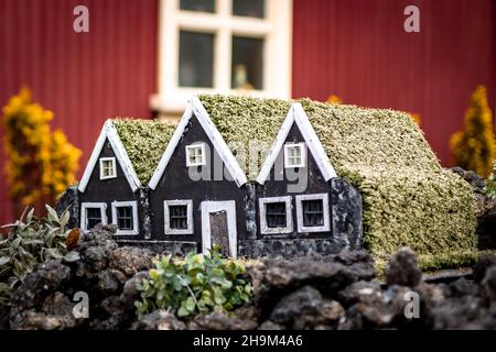 Trois petites maisons d'orf en bois comme décoration de jardin devant une maison résidentielle à Hafnarfjordur, Islande. Banque D'Images